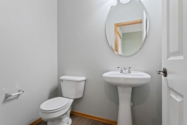 Building Photo - Freshly Remodeled 3bd 3ba Townhome for Rent in Club West, Blaine – Pond View!