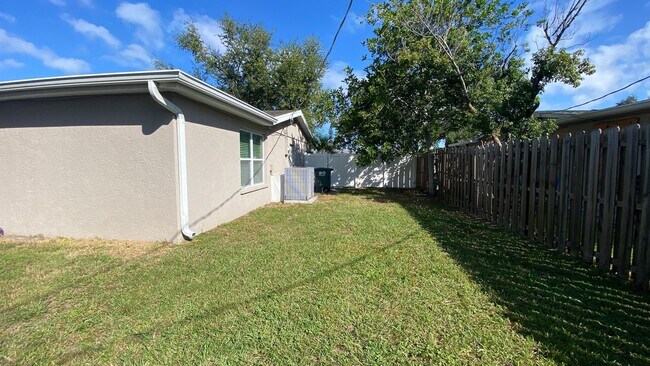 Building Photo - Nicely Remodeled & Updated 3 Bedroom 2 Bat...