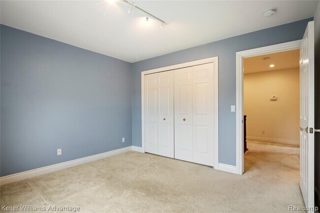 Building Photo - 47611 Manorwood Dr