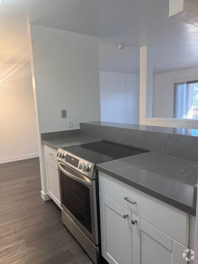 Building Photo - Fully Remodeled 1-Bedroom Condo in the Hea...