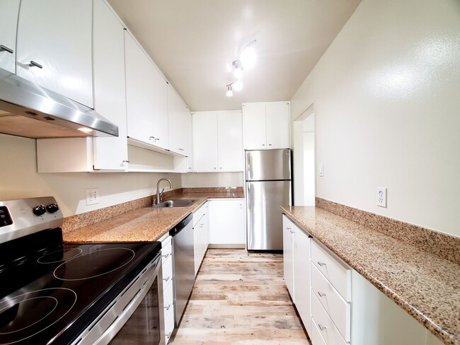 Building Photo - Beautiful, sunny woodlake condo