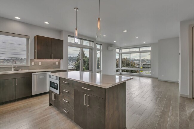 Building Photo - Modern Townhouse with Rooftop Deck & Skyli...