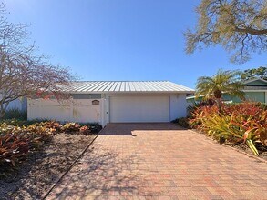 Building Photo - 3 Bed 2 Bath Home with Large Fenced Backyard & Screened Lanai — Available Now