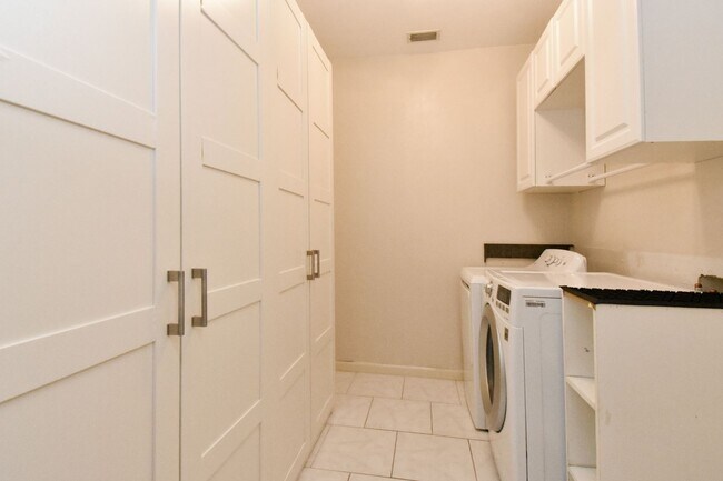 Building Photo - Capri Comfort with Style & Space – Limited-Time Offer: