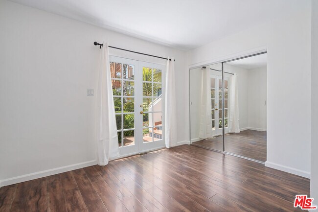 Building Photo - 917 7th St