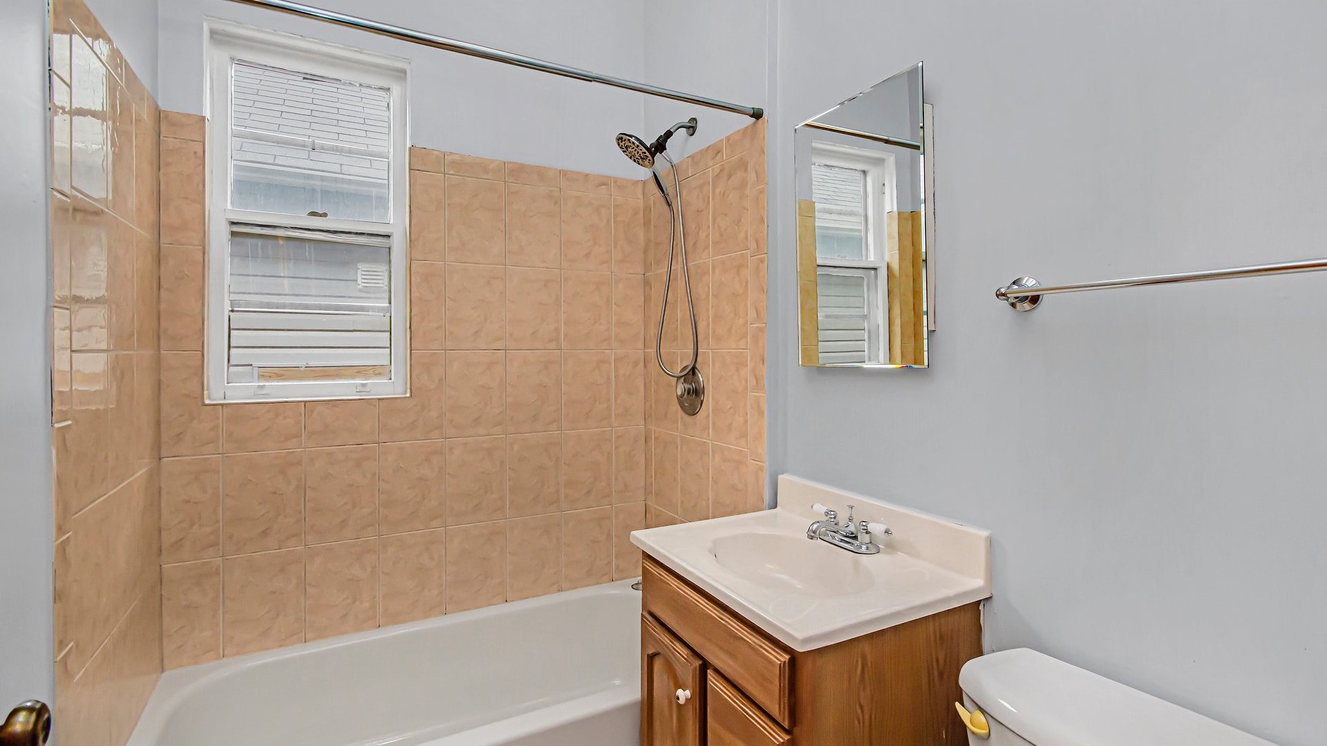 Bathroom - 1472 W Webster Ave