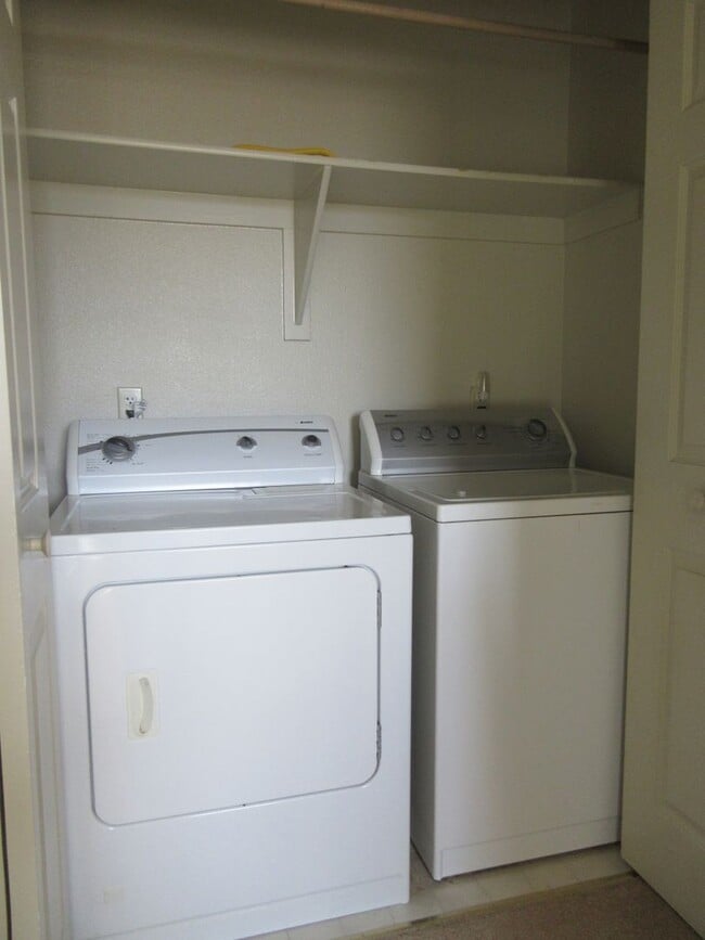 Building Photo - 3 bed, 1.5 bathroom - Two Story Twin Home