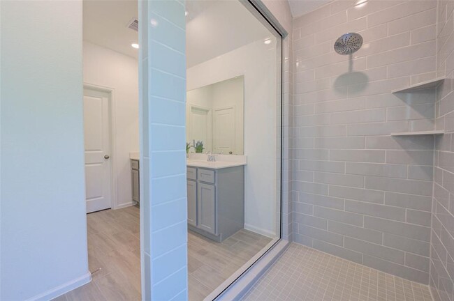 Building Photo - 609 Royal Arch Dr