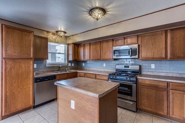 Building Photo - Charming 3-bedroom, 2.5-bathroom Home loca...