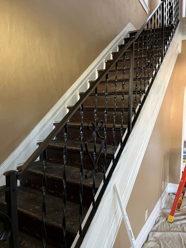 Building Photo - Large 4 Bedroom House