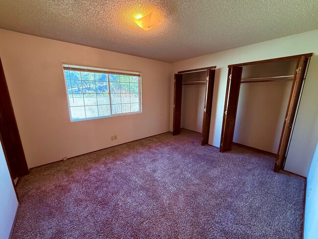 Building Photo - Cozy 3-Bedroom 2-Bath Home Situated on a C...