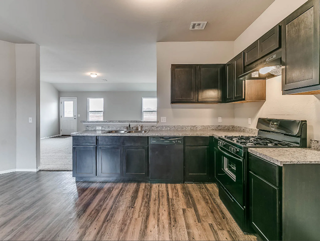 Building Photo - Spacious 4-Bedroom Home in Shawnee!