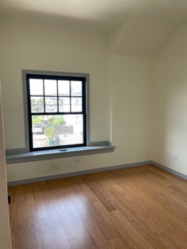 Building Photo - Please call Shami at (415) 225-2543 to sch...