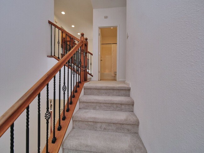 Building Photo - Gorgeous 4 Bed, 3.5 Bath in Brentwood