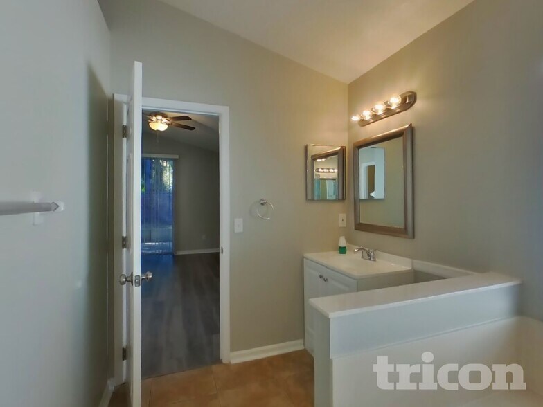 Building Photo - 545 Randon Terrace