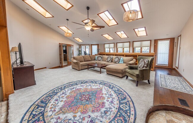 Building Photo - Stunning 4 Bed 3 Bath with a Pool!