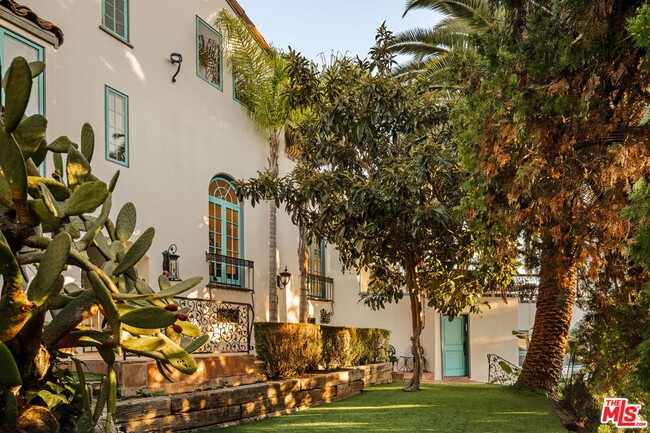 Building Photo - 2002 N Las Palmas Ave