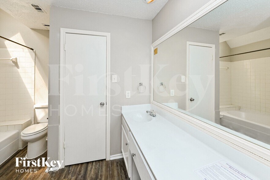 Building Photo - 11811 Meadowchase Dr