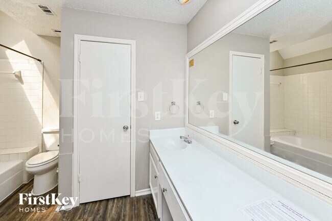 Building Photo - 11811 Meadowchase Dr