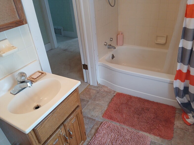 Building Photo - 321 W Mcmillan Ave