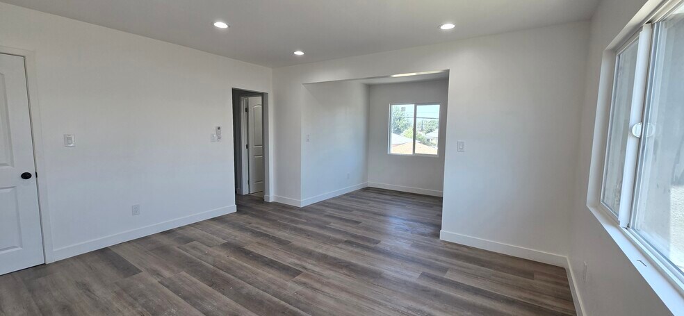 Building Photo - 833 E 92nd St