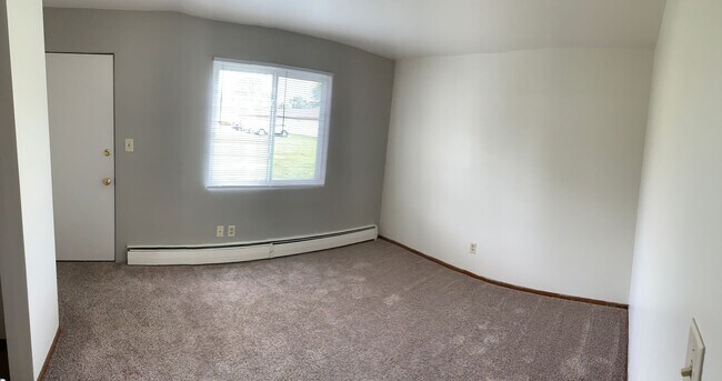 Building Photo - 2 Bedroom Lower in Neenah. Heat & Water included