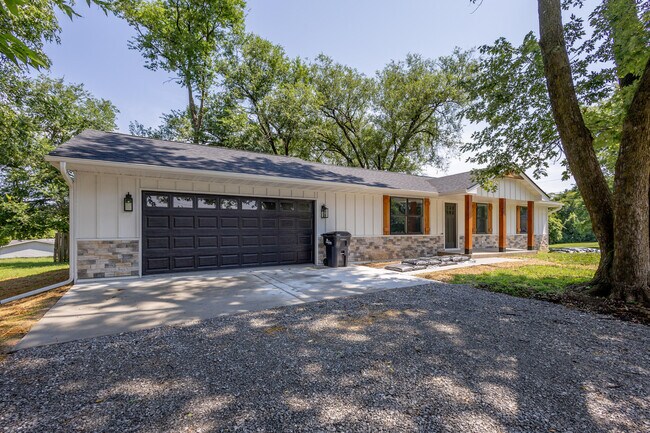 Building Photo - 25 Poplar Hill Dr