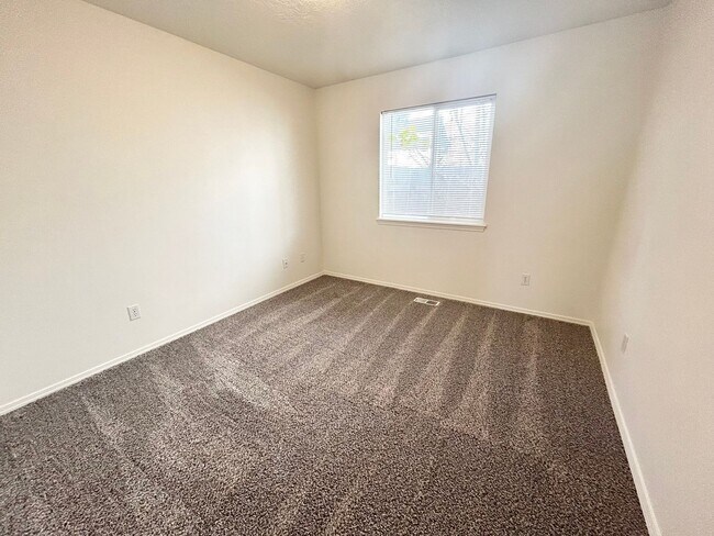 Building Photo - 4650 N Date Palm Ave