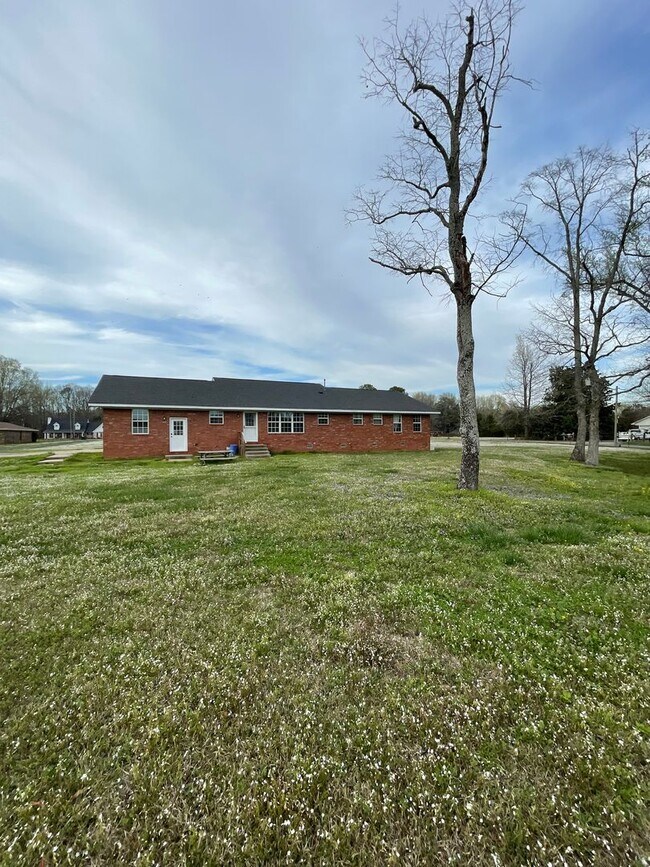 Building Photo - Spacious country home for lease