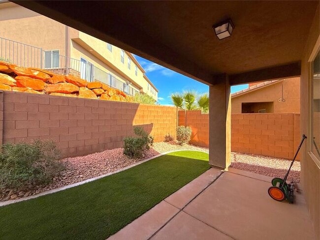 Building Photo - 4 bed, 2.5 bath duplex w/2 car garage