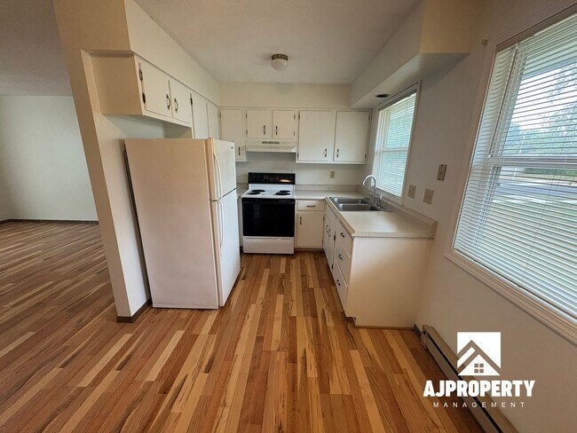 Building Photo - 600 E Aspen Blvd