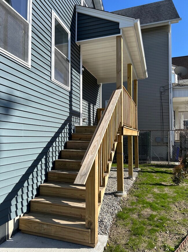 Access to upper level - 472 Friendship St