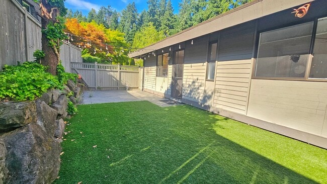 Building Photo - Modern Bellevue Townhome | Chef’s Kitchen, Dual Fireplaces & Private Patio