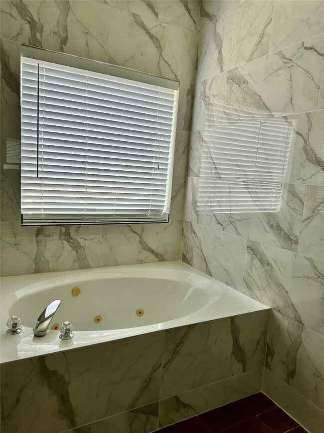 Building Photo - 16411 Redwicke Ln