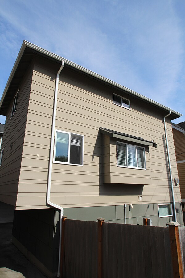 Building Photo - LUXURY 3 BED, 3 BATH SEATTLE TOWNHOME FOR RENT; AVAILABLE NOW!