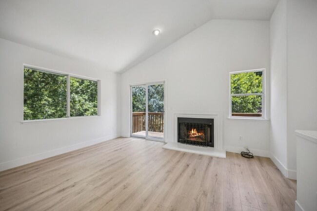 Building Photo - 2BD/1.5BA LIGHT & BRIGHT, MILL VALLEY HOME WITH OPEN FLOOR PLAN!