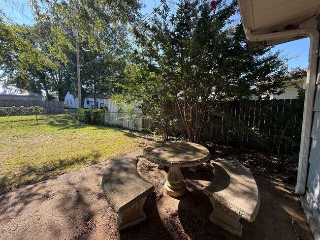 Building Photo - Now Available! Charming 3 Bedroom, 1 Bathroom Home in Muscle Shoals, AL