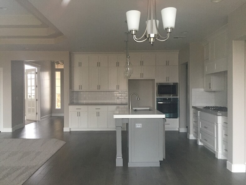 stylish kitchen with lots of space - 3952 S Saddleback Rd