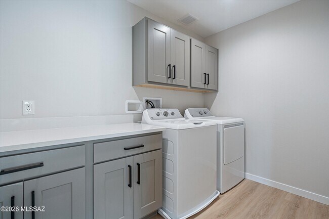Building Photo - 739 N Queen Ave