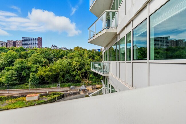 Building Photo - 800 AVENUE AT Port