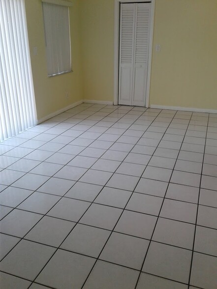 florida room - 4113 NW 78th Ter