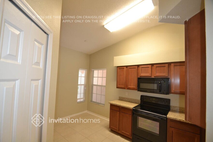 Building Photo - 3001 Summer House Dr