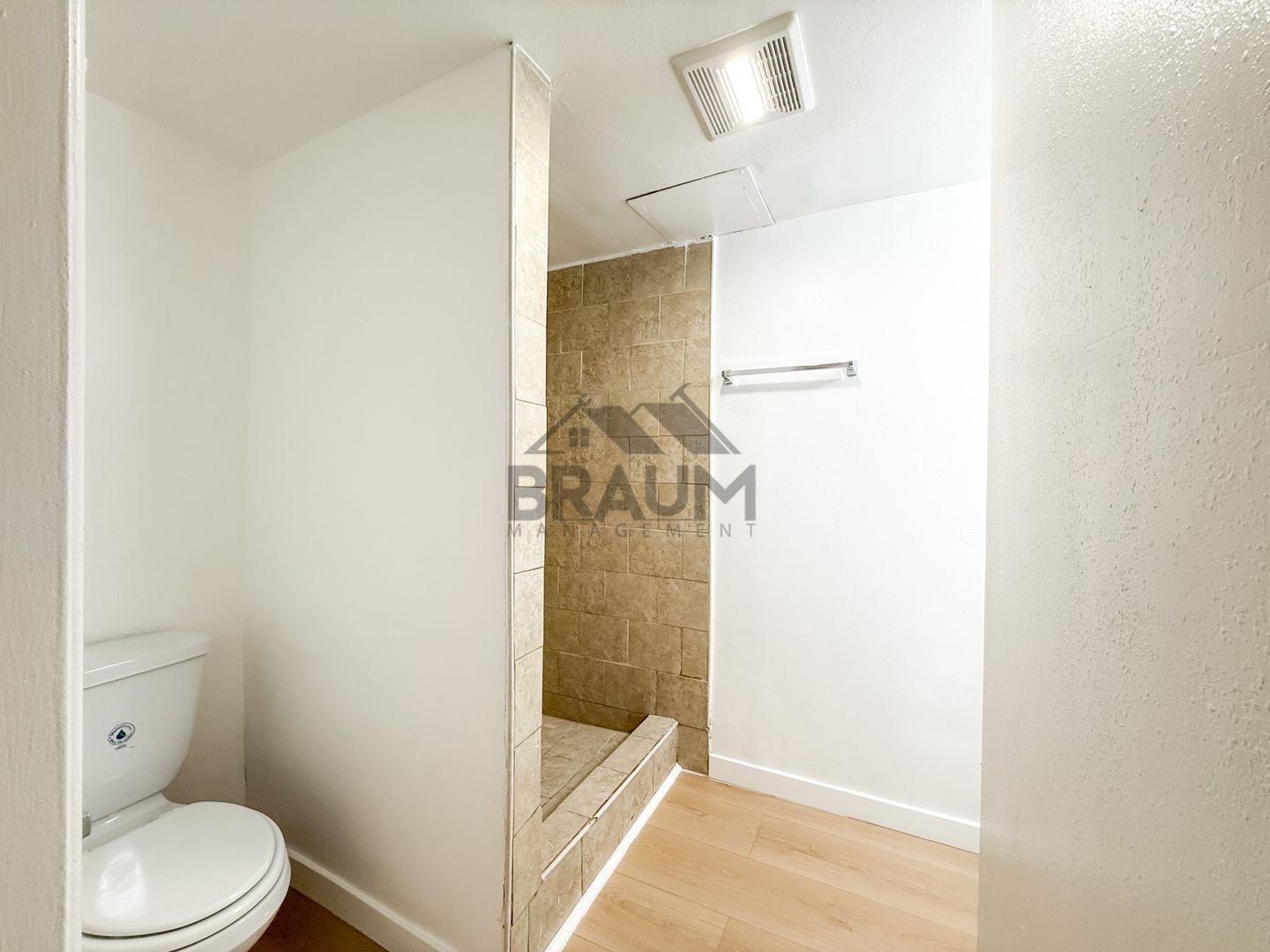 Building Photo - 5252 Hermitage Ave