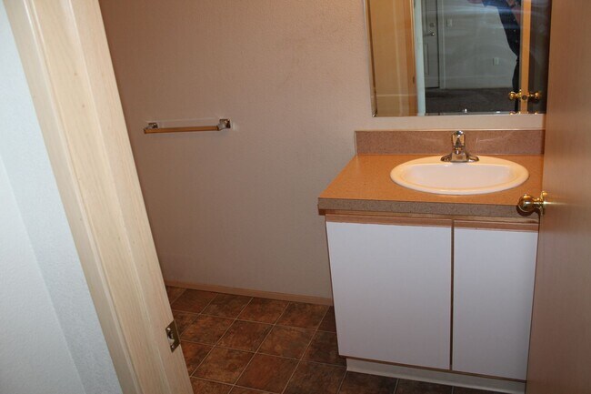 Building Photo - 1 Bedroom, 1 Bath Condo available, Near Greenbelt and Downtown Boise
