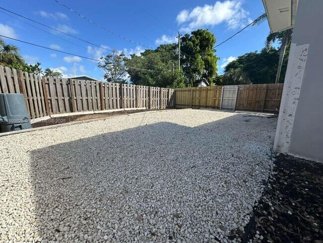 Building Photo - 401 SE 14th Ct