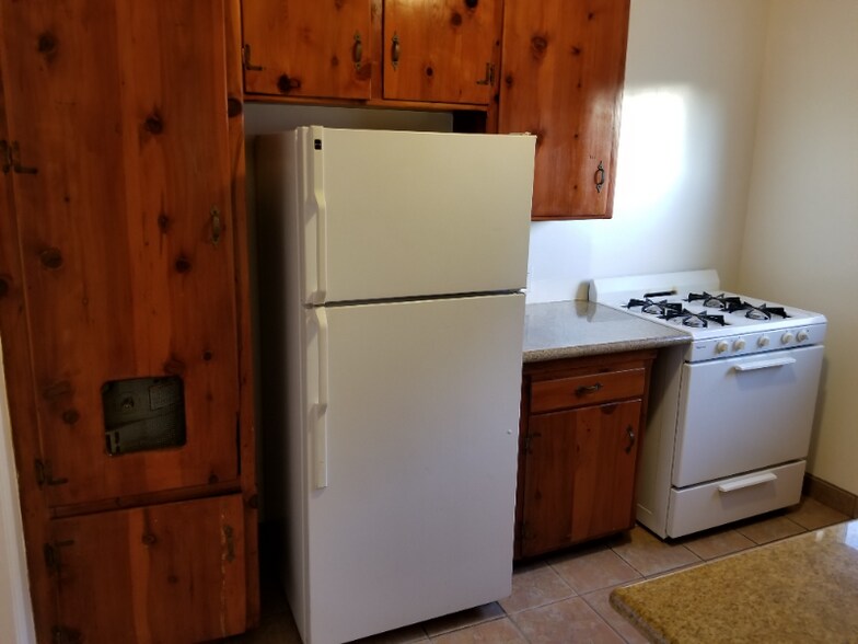 Building Photo - 2370 Walgrove Ave