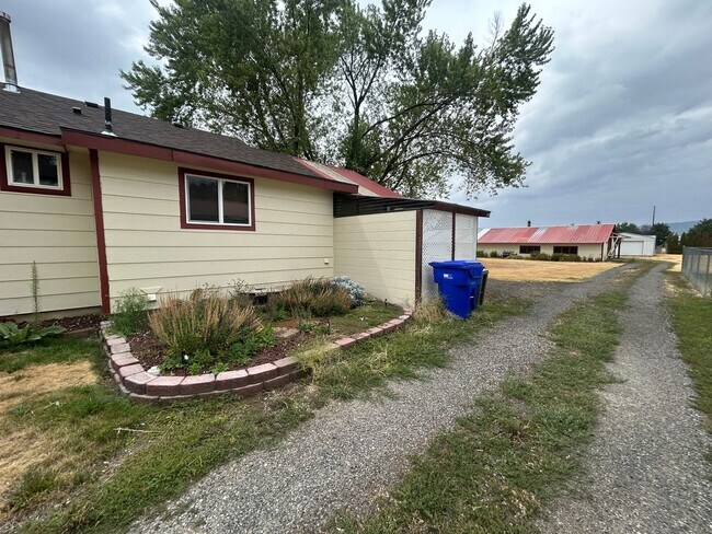 Building Photo - Charming 4 Bed, 1 Bath Home in Spokane Val...