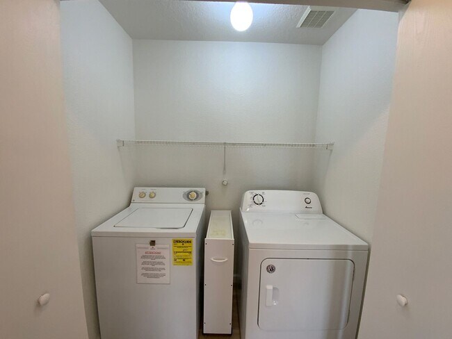 Building Photo - 4 Bedroom Single Story Home Available Near...