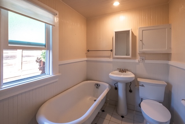 Bathtub Room next to Bonus Room - 422 Bay St