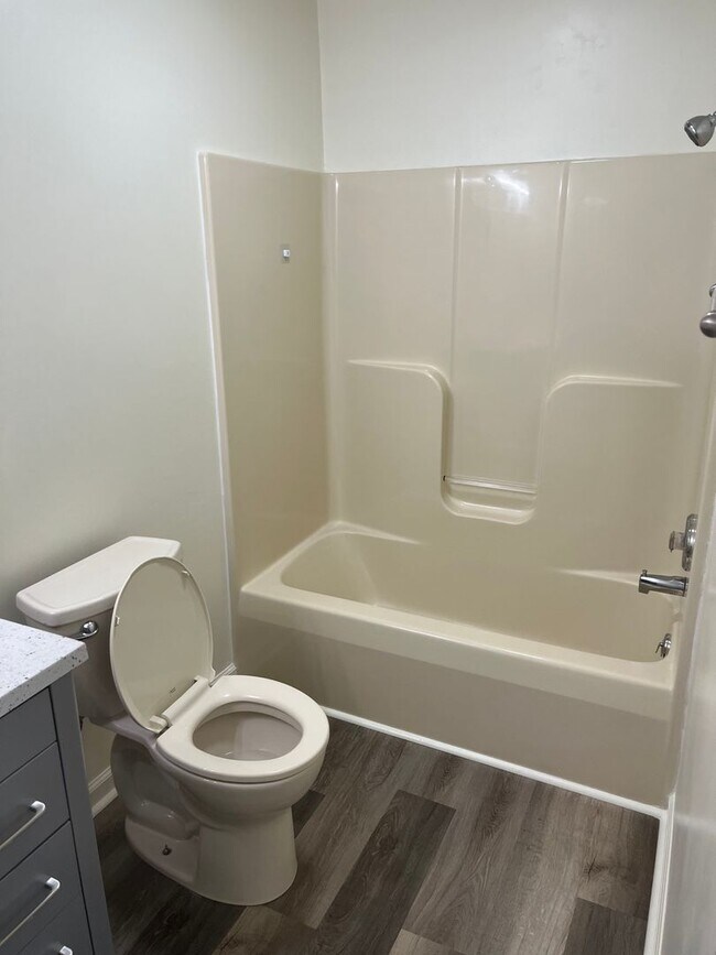 Building Photo - 4 Bedroom 2 Bathroom 1st Floor